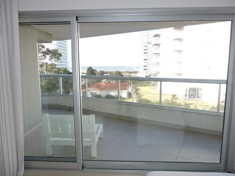 Hermoso apto semipiso a pasos de Playa Brava