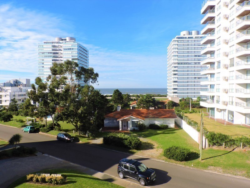 Hermoso apto semipiso a pasos de Playa Brava