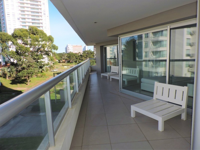 Hermoso apto semipiso a pasos de Playa Brava