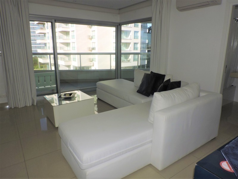 Hermoso apto semipiso a pasos de Playa Brava