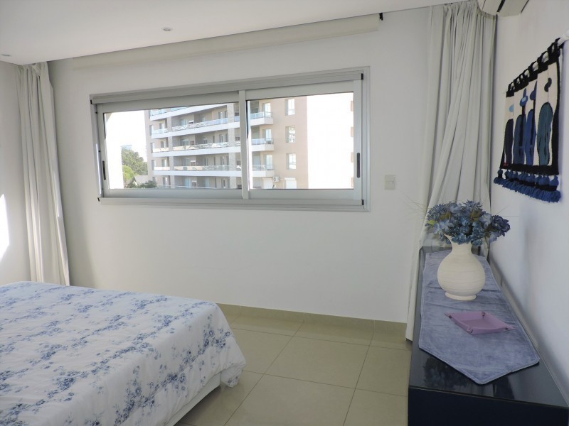 Hermoso apto semipiso a pasos de Playa Brava