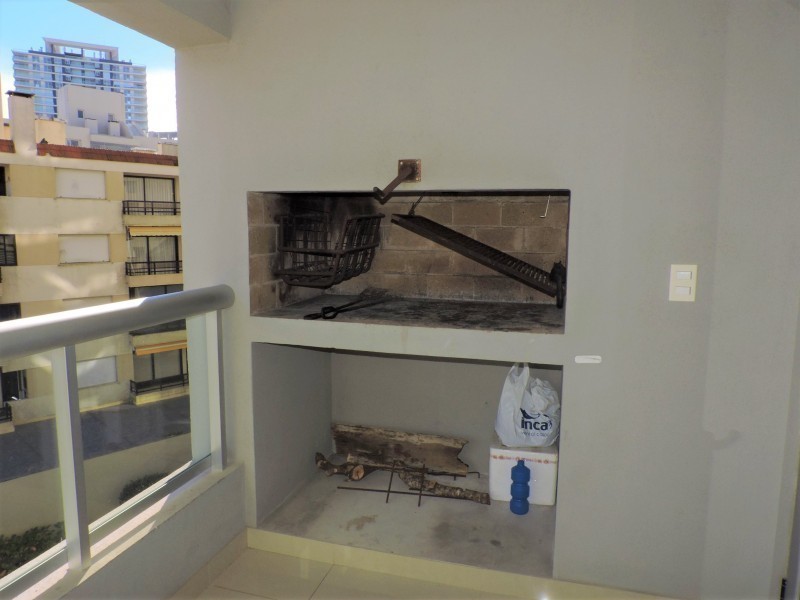 Hermoso apto semipiso a pasos de Playa Brava