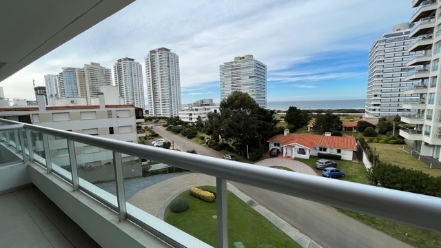 Hermoso semipiso con vista al mar a pasos de Playa Brava