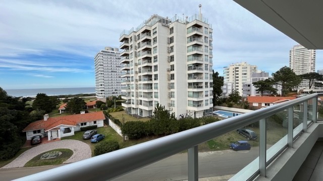 Hermoso semipiso con vista al mar a pasos de Playa Brava