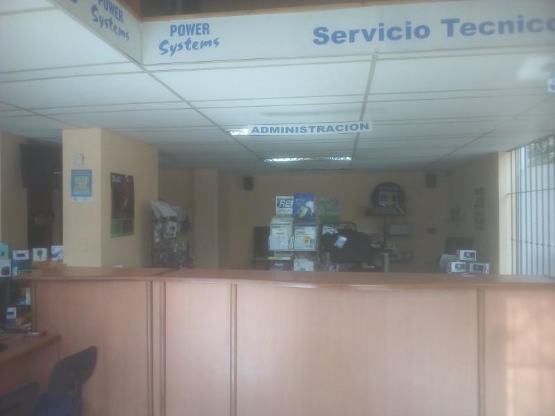 Excelente Local Comercial. Gran ubicacion, precio excelente.