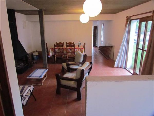 Casa de muy buena construcción en zona balnearia.