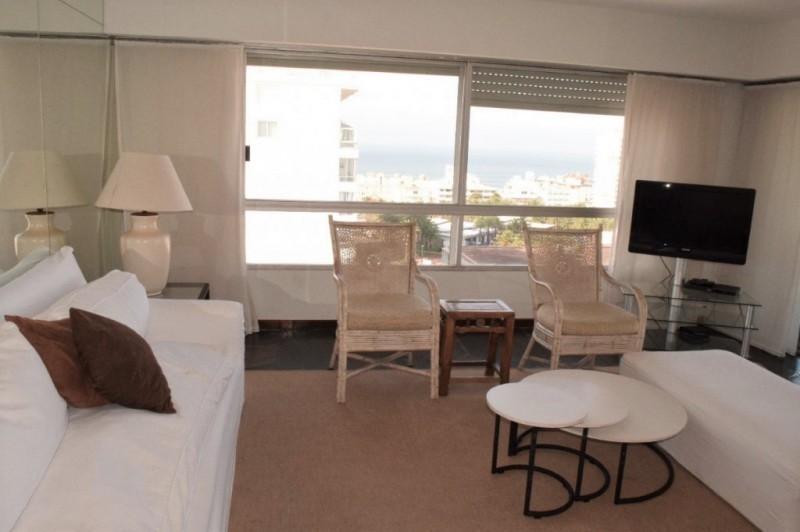 Depto en edificio clásico y sólida construcción en Peninsula