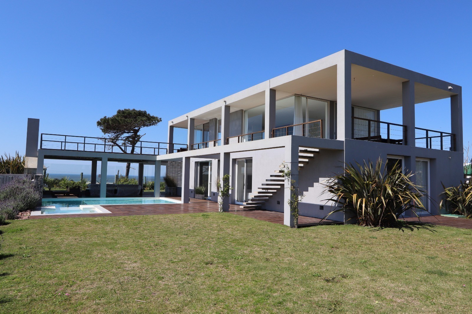Moderna Casa en Club de Mar con vista al mar