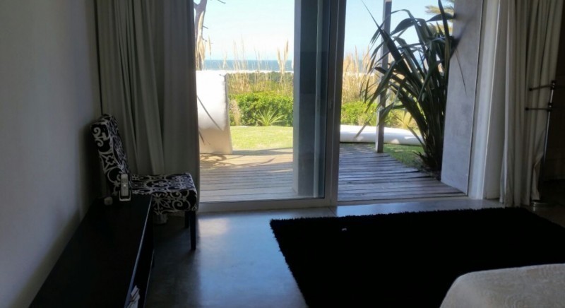 Moderna Casa en Club de Mar con vista al mar