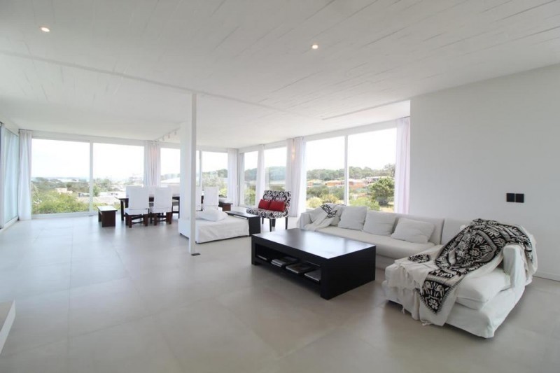 Moderna Casa en Club de Mar con vista al mar