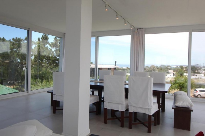 Moderna Casa en Club de Mar con vista al mar