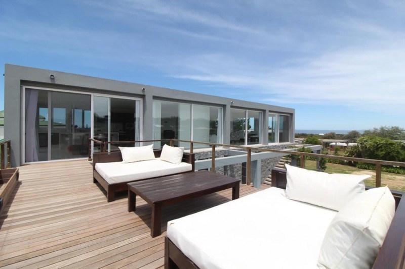 Moderna Casa en Club de Mar con vista al mar