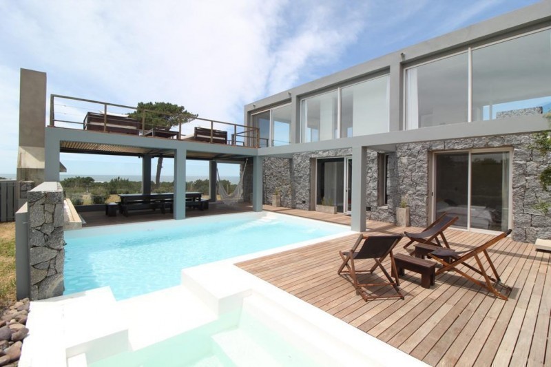 Moderna Casa en Club de Mar con vista al mar