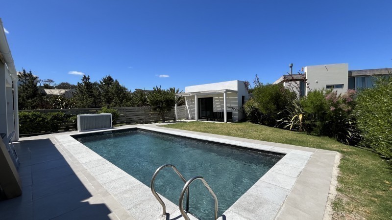 Casa en venta y alquiler en Montoya con vista al mar