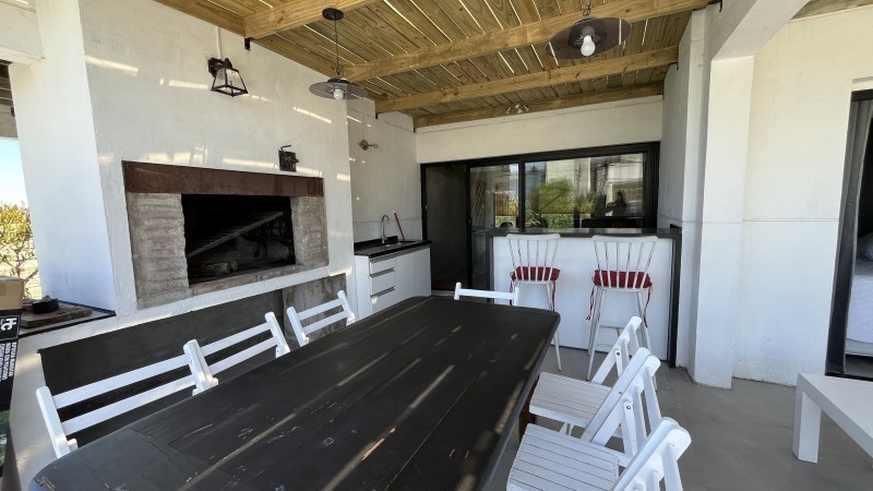 Casa en venta y alquiler en Montoya con vista al mar