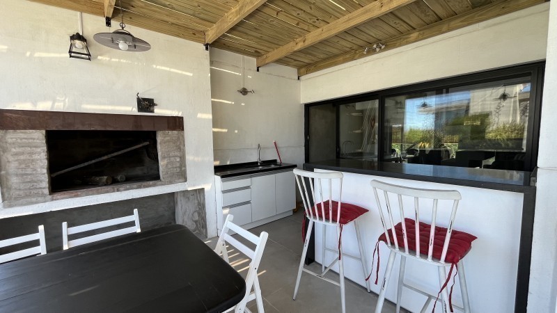 Casa en venta y alquiler en Montoya con vista al mar