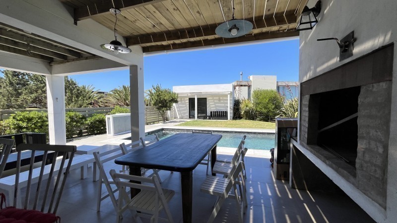 Casa en venta y alquiler en Montoya con vista al mar