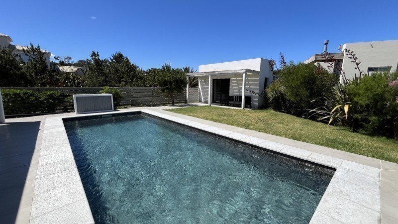 Casa en venta y alquiler en Montoya con vista al mar