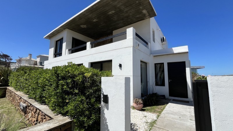 Casa en venta y alquiler en Montoya con vista al mar