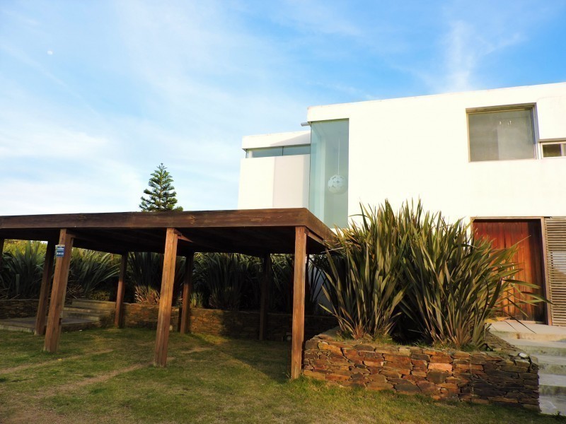 Excelente casa minimalista en Punta Piedras