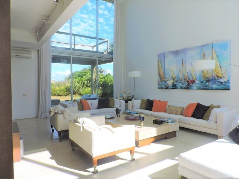 Espectacular casa en Laguna Blanca primera linea