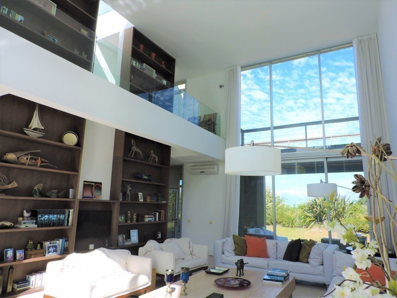Espectacular casa en Laguna Blanca primera linea