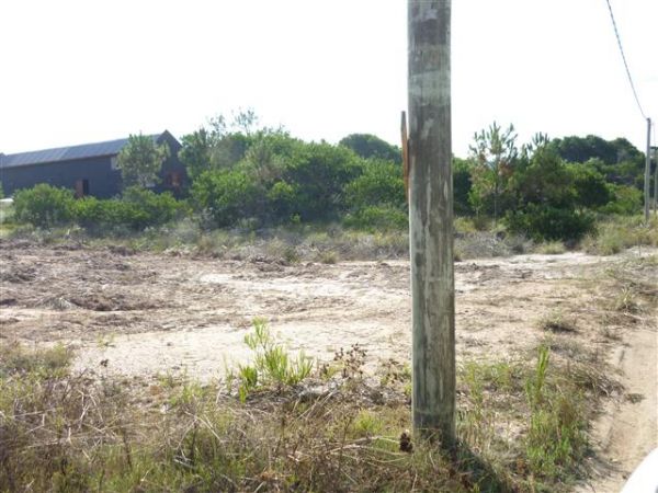 Terreno esquinero a una cuadra del mar.