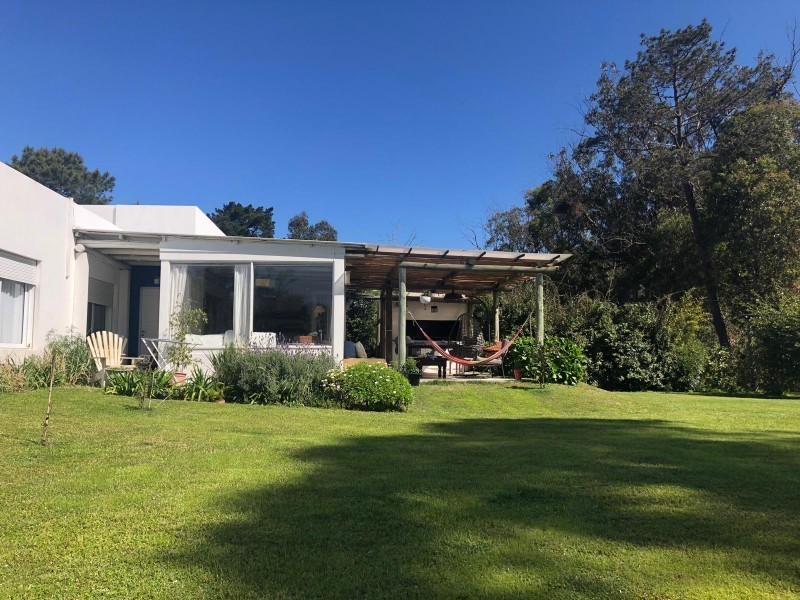 Excelente casa en el Tesoro con amplio jardín y parrillero