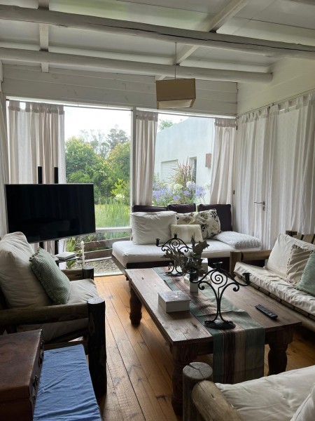 Excelente casa en el Tesoro con amplio jardín y parrillero