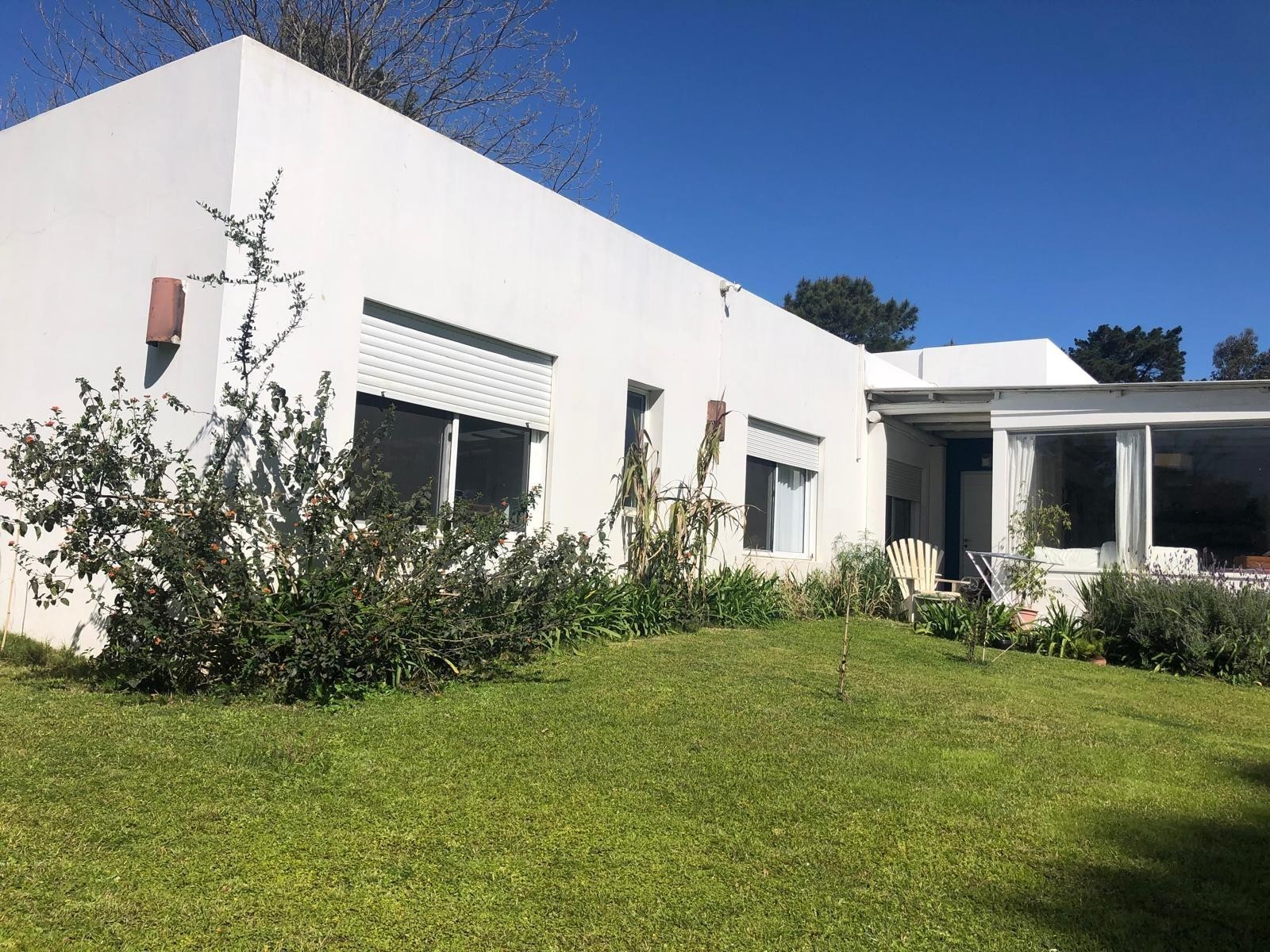 Excelente casa en el Tesoro con amplio jardín y parrillero