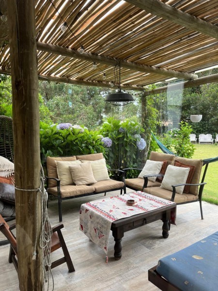 Excelente casa en el Tesoro con amplio jardín y parrillero
