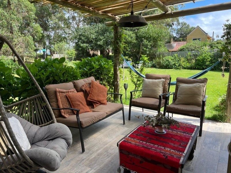 Excelente casa en el Tesoro con amplio jardín y parrillero