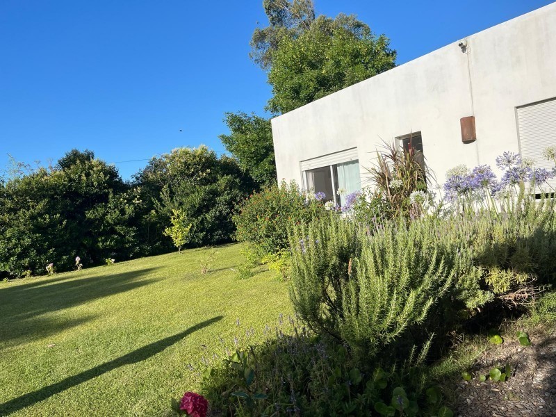 Excelente casa en el Tesoro con amplio jardín y parrillero