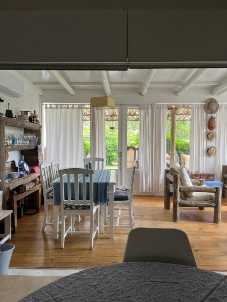 Excelente casa en el Tesoro con amplio jardín y parrillero