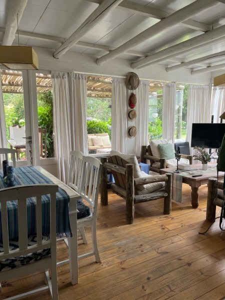 Excelente casa en el Tesoro con amplio jardín y parrillero
