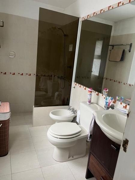 Excelente casa en el Tesoro con amplio jardín y parrillero