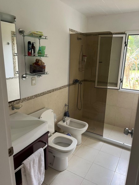 Excelente casa en el Tesoro con amplio jardín y parrillero
