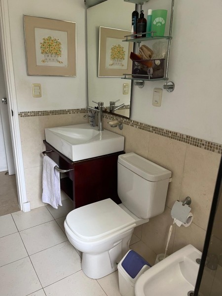 Excelente casa en el Tesoro con amplio jardín y parrillero
