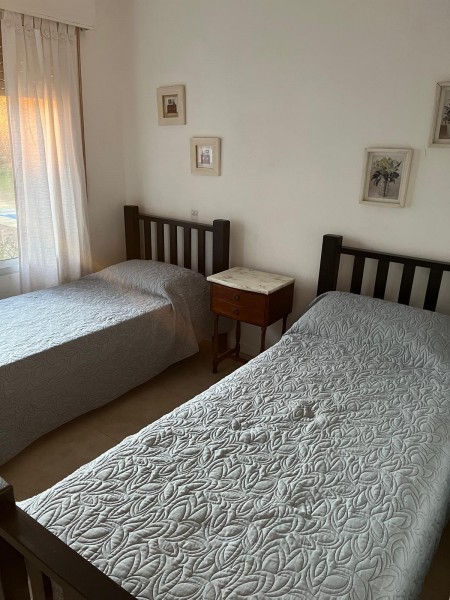 Excelente casa en el Tesoro con amplio jardín y parrillero