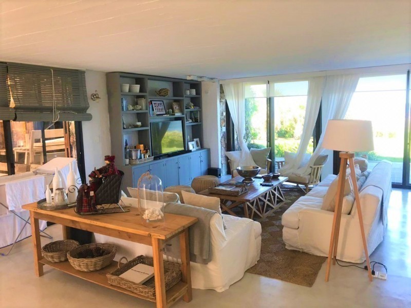 Excelente departamento reciclado estilo casa sobre el mar en Montoya