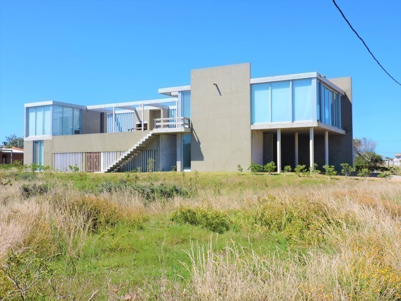 Casa moderna ubicada frente al mar diseñada por Martin Gomez