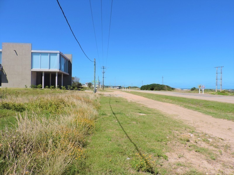 Casa moderna ubicada frente al mar diseñada por Martin Gomez