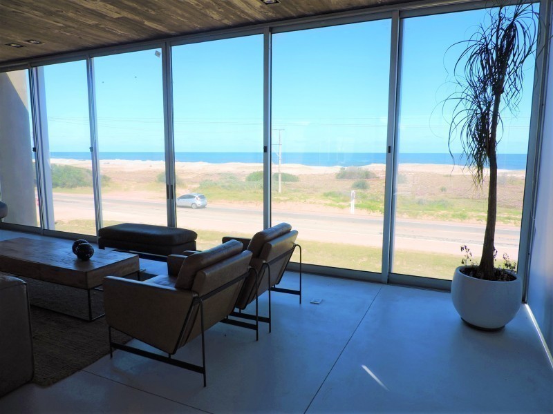 Casa moderna ubicada frente al mar diseñada por Martin Gomez