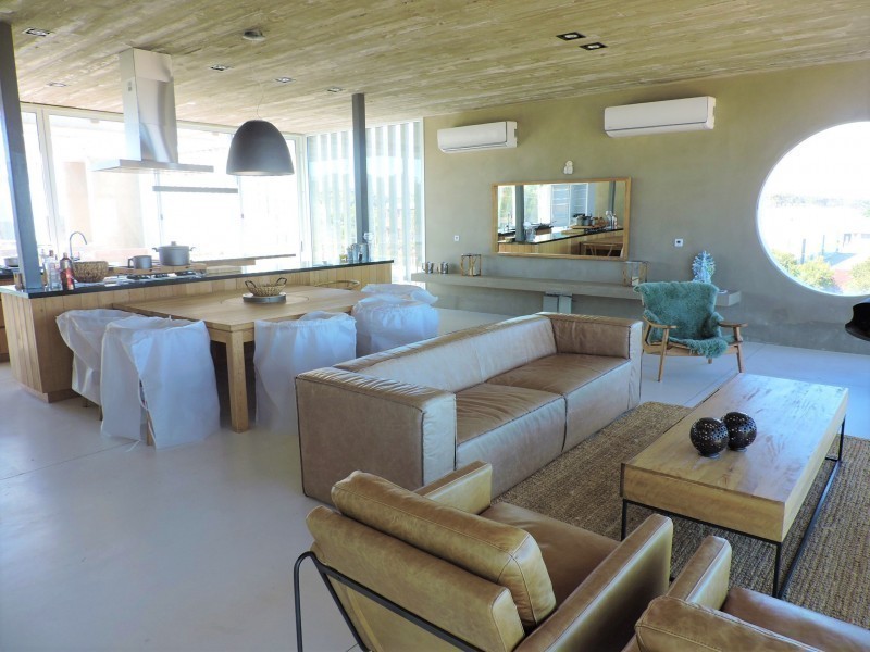 Casa moderna ubicada frente al mar diseñada por Martin Gomez