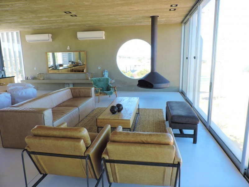 Casa moderna ubicada frente al mar diseñada por Martin Gomez