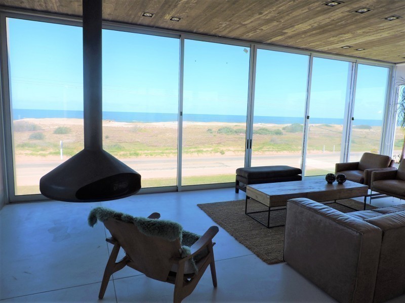 Casa moderna ubicada frente al mar diseñada por Martin Gomez