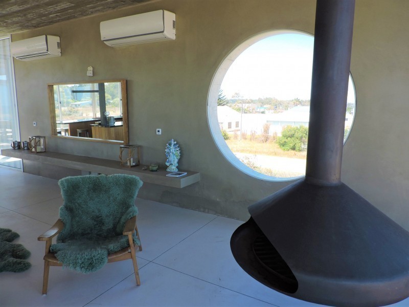Casa moderna ubicada frente al mar diseñada por Martin Gomez