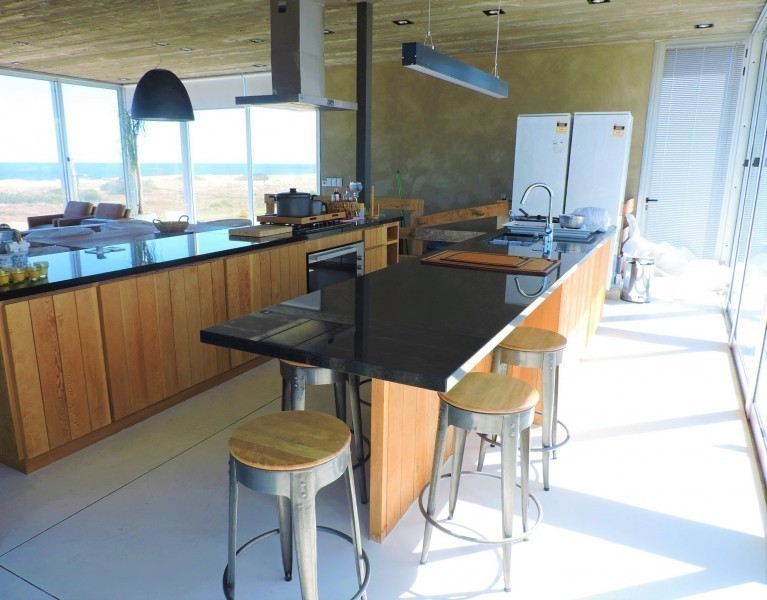 Casa moderna ubicada frente al mar diseñada por Martin Gomez