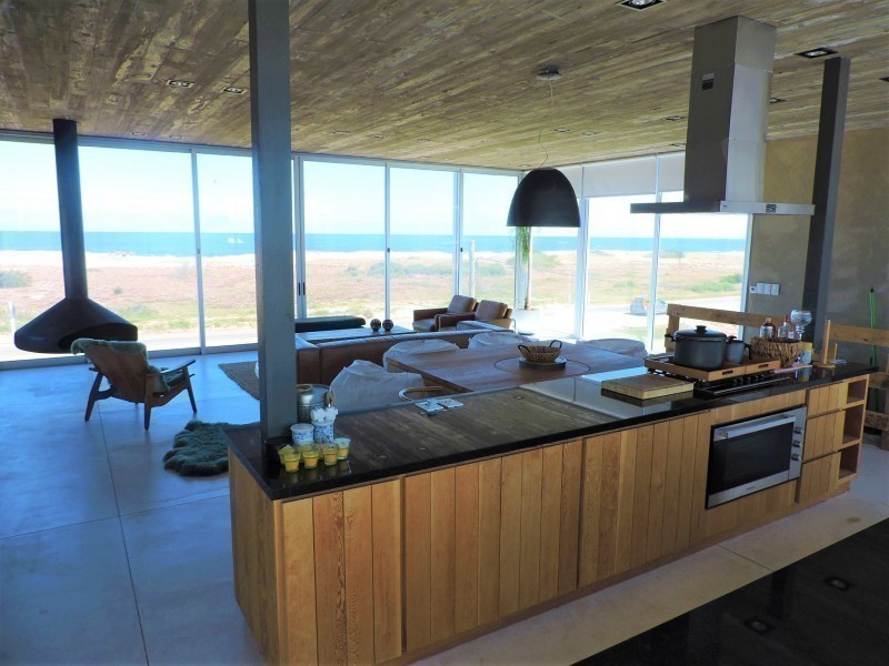 Casa moderna ubicada frente al mar diseñada por Martin Gomez