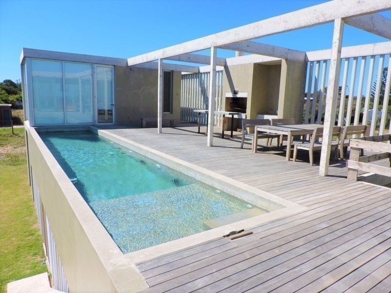 Casa moderna ubicada frente al mar diseñada por Martin Gomez